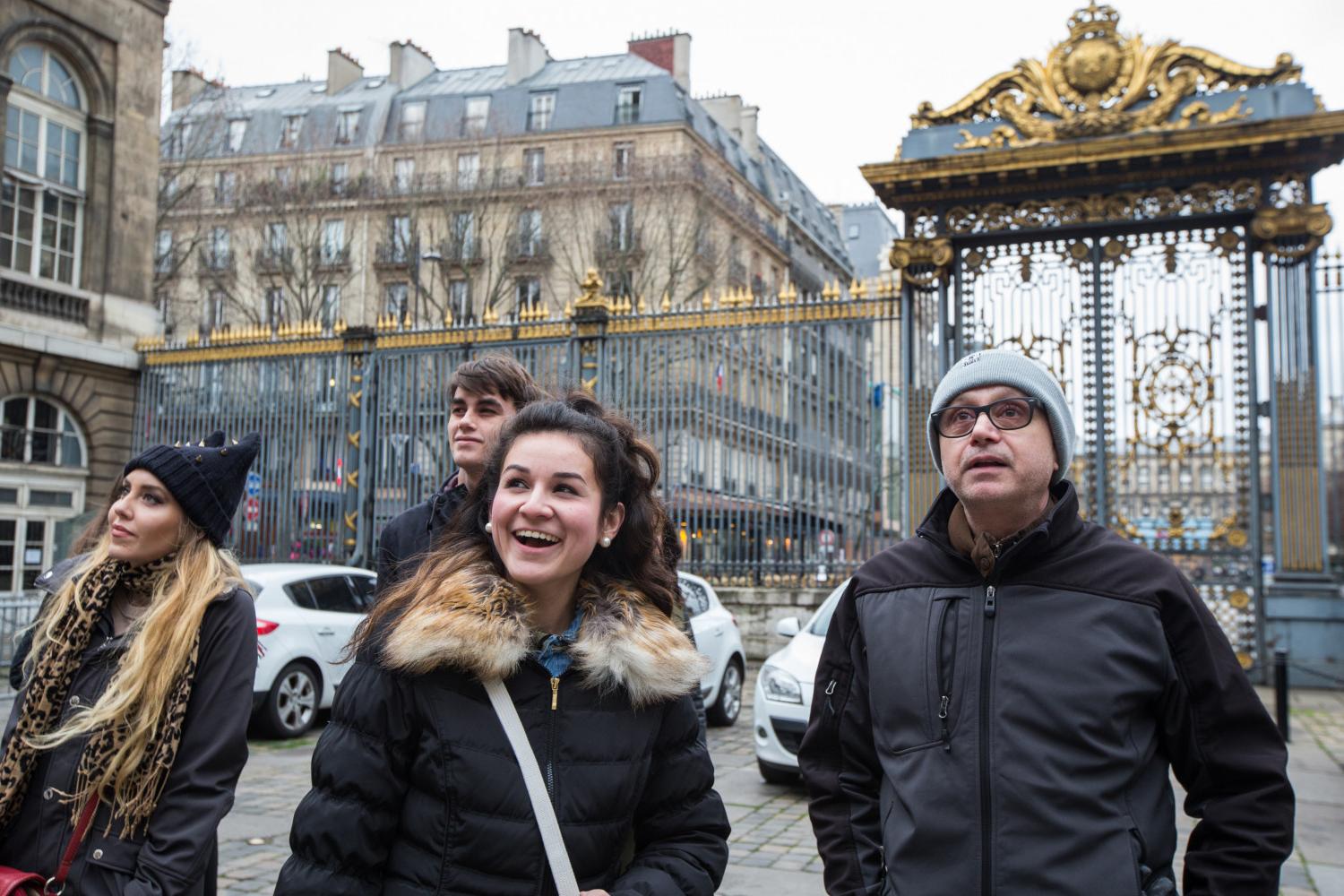 <a href='http://dr5.walletyer.com'>全球十大赌钱排行app</a> French Professor Pascal Rollet leads students on a study tour in Paris.